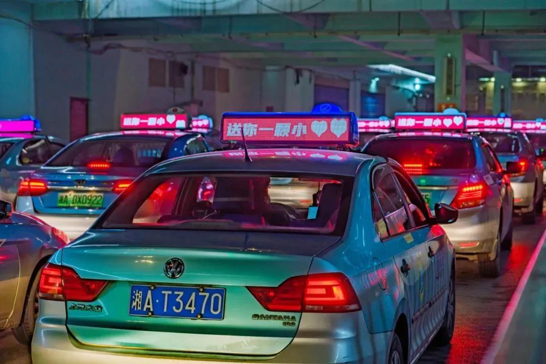 無(wú)線出租車LED頂燈顯示屏控制系統(tǒng)的優(yōu)勢(shì)(圖1)
